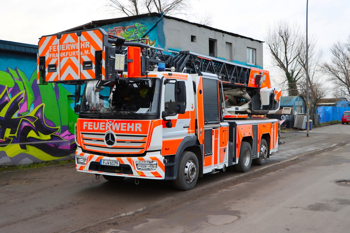 BF Frankfurt am Main Mercedes Benz Atego 1530F DLK23/12 mit Rosenbauer Leiterpark (Florian Frankfurt 40/30) am 17.01.26 im Osthafen
