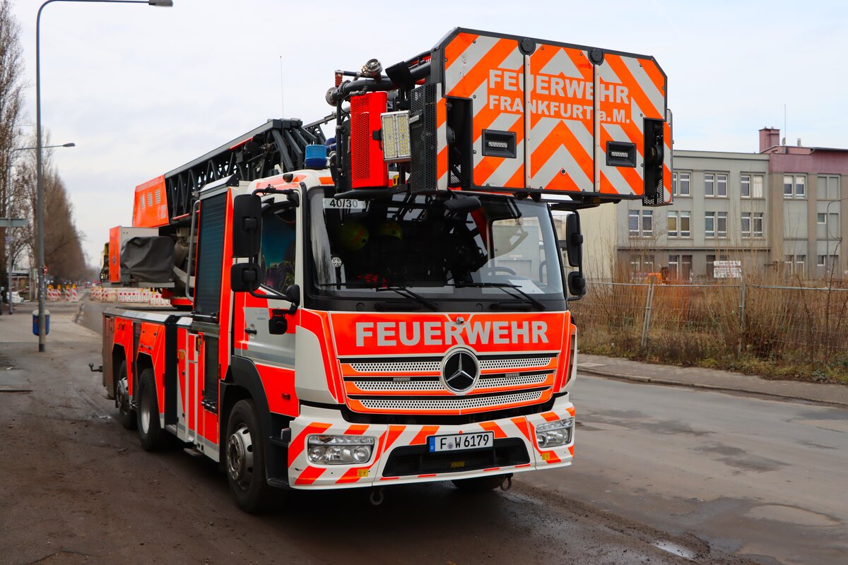 BF Frankfurt am Main Mercedes Benz Atego 1530F DLK23/12 mit Rosenbauer Leiterpark (Florian Frankfurt 40/30) am 17.01.26 im Osthafen
