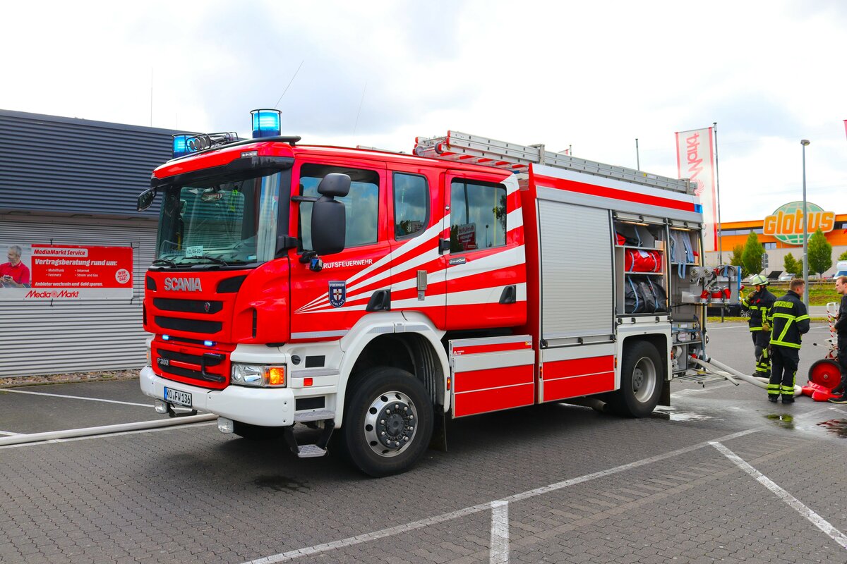 BF Koblenz Scania HLF20/16 am 14.10.23 beim einen Feuer im einem Elektronikmarkt