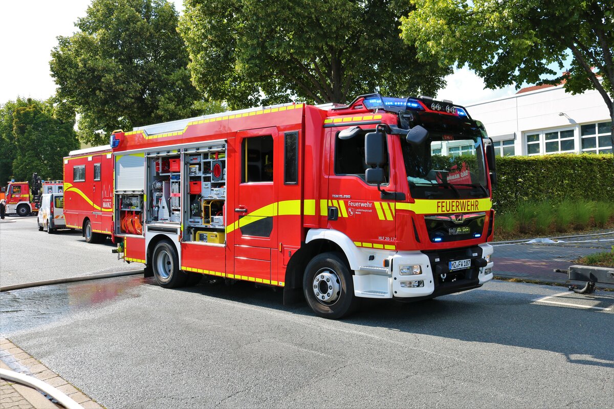 BF Mainz MAN TGM HLF20 am 14.08.21 bei einen Brand in Mainz
