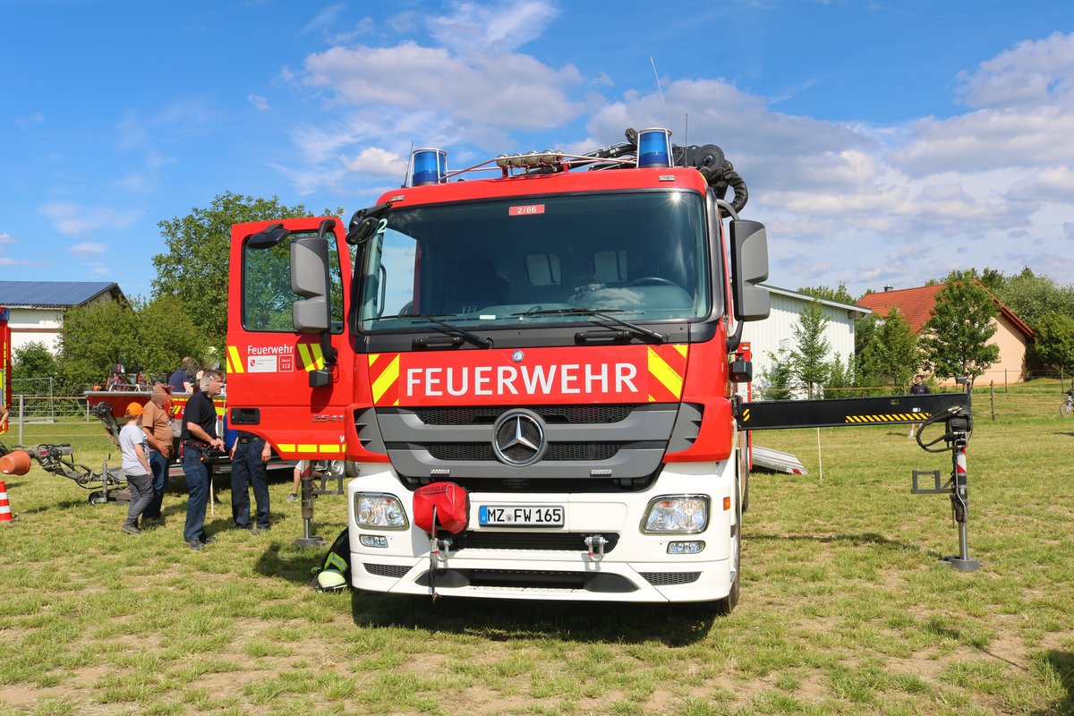 BF Mainz Mercedes Benz Actros WLF (Florian Mainz 2/66) mit AB Technische Hilfeleistung am 26.05.19 beim Jubiläumsfest der Feuerwehr Mainz Bretzenheim 