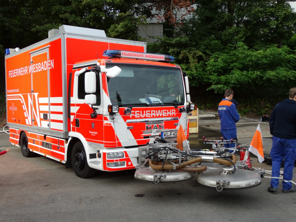 BF Wiesbaden MAN TGL Ölspurbeseitigungs Fahrzeug am 12.09.15 beim Tag der Offenen Tür in Wiesbaden