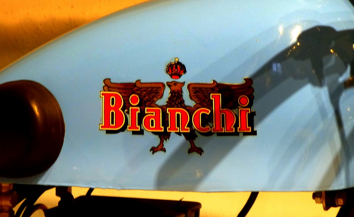 Bianchi, Tankaufschrift am Oldtimer-Motorrad von 1937, 1885 begann die italienische Firma mit der Fahrradproduktion, baute ab 1900 PKW und spter Motorrder, Dez.2014