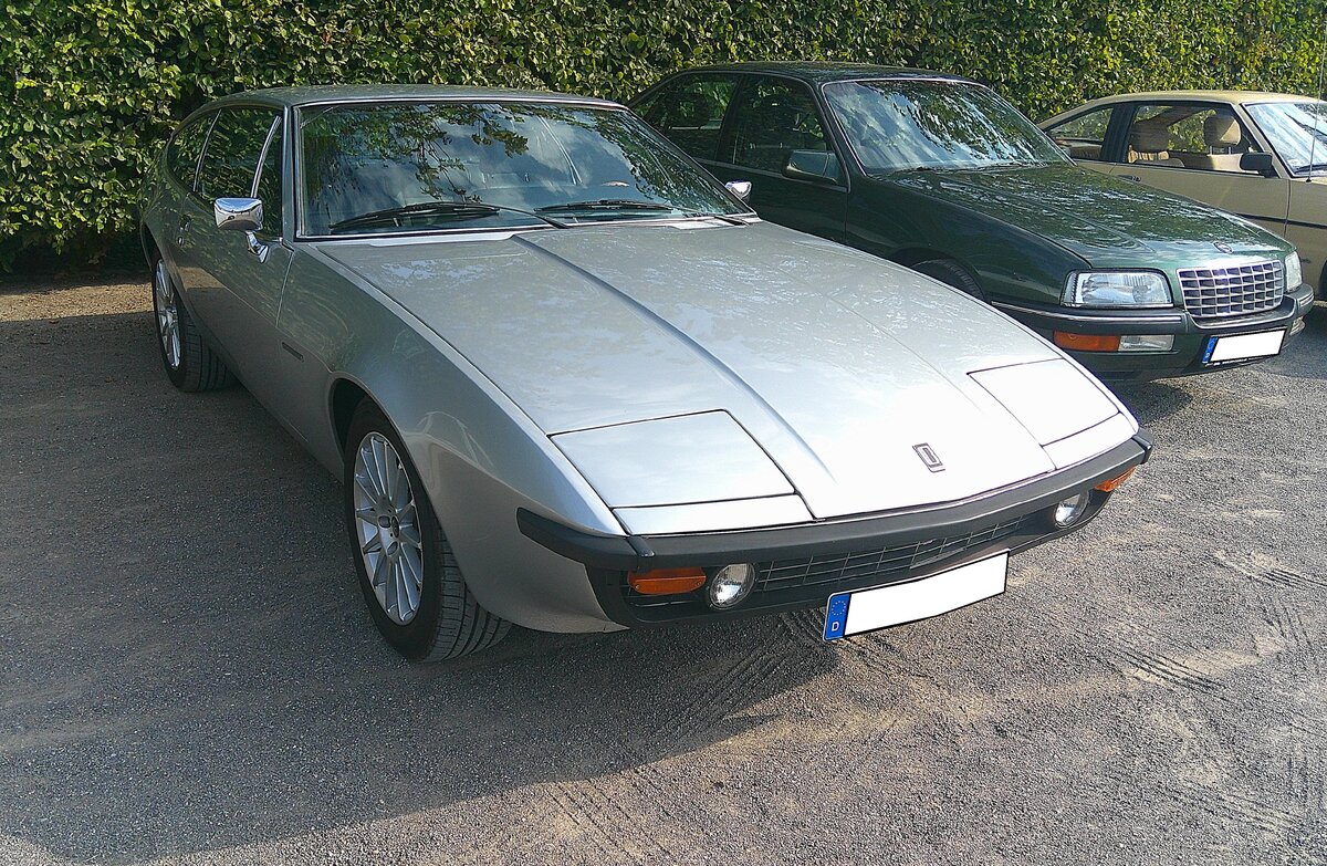 Bitter Diplomat CD, produziert in Kleinserie in den Jahren von 1973 bis 1979. Erich Bitter aus Schwelm lie� dieses schicke, viersitzige, Coupe im Karosseriewerk Baur/Stuttgart produzieren. Die Technik, dieses nur 395 mal gebauten Autos, stammte zum gr��ten Teil von Opel. Der V8-Motor aus dem Opel Diplomat bzw. aus dem Regal von Chevrolet hat einen Hubraum von 5354 cm� und leistet 230 PS. Der Neupreis eines solchen Bitter lag damals bei mindestens DM 85.000,00. Die H�chstgeschwindigkeit wurde mit 220 km/h angegeben. Oldtimertreffen Nordstern Klassik in Gelsenkirchen am 16.08.2026.