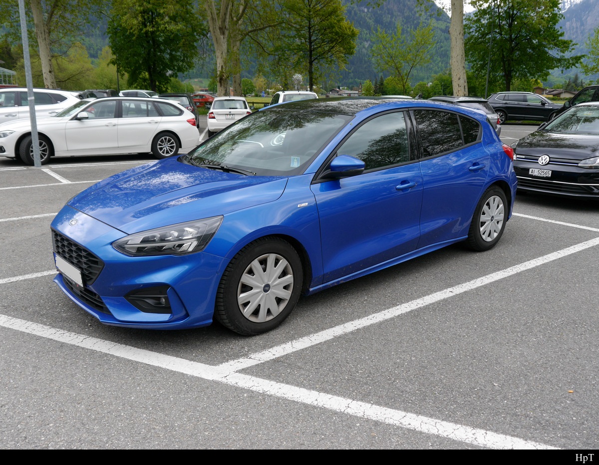Blauer Ford Focus auf Parkplatz in Interlaken am 13.05.2019