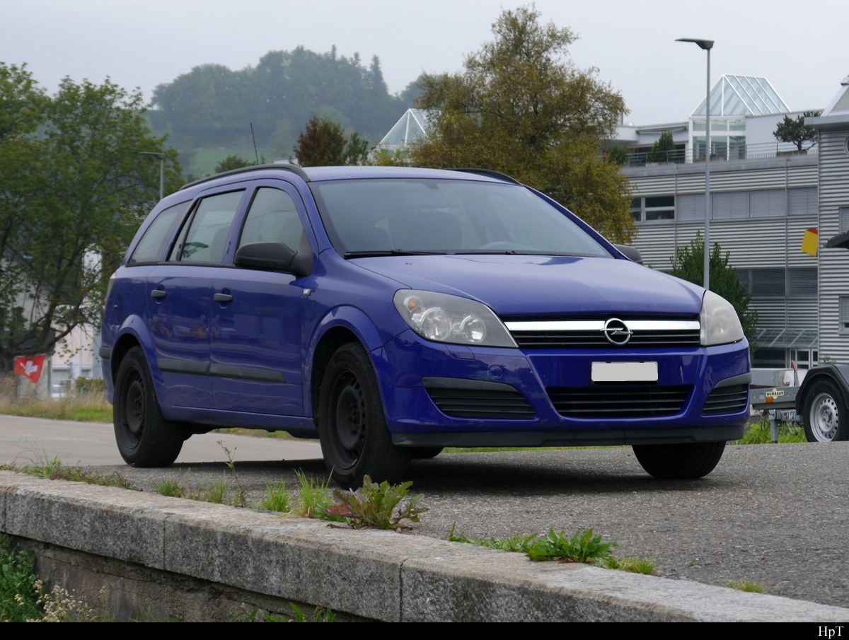 Blauer Opel Astra in Saland am 20.09.2020