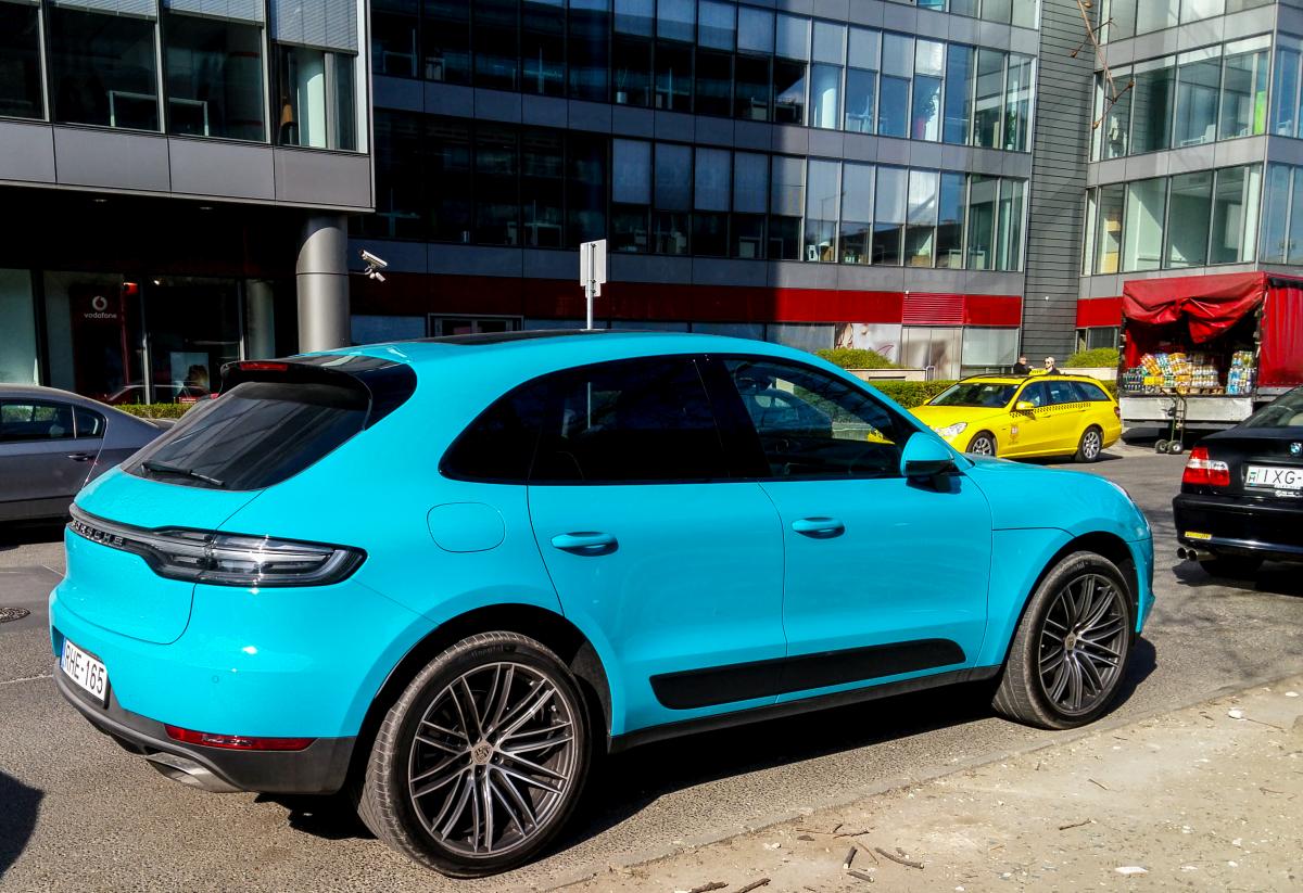 Blauer Porsche Macan (Rückansicht), ende März (2019), Budapest