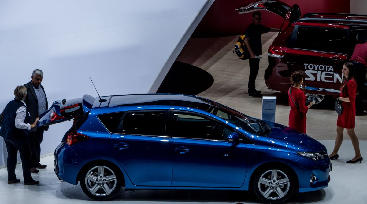 Blauer Toyota Auris. Foto Autosalon Genf, März 2014