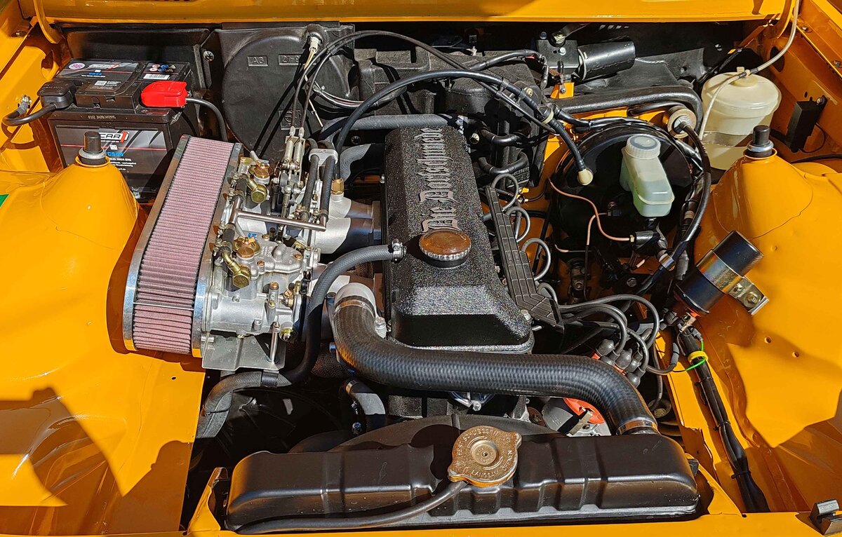 =Blick auf das Kraftwerk des Opel Ascona, ausgestellt beim 2025er Manta/Ascona-Treffen in Petersberg-Marbach
