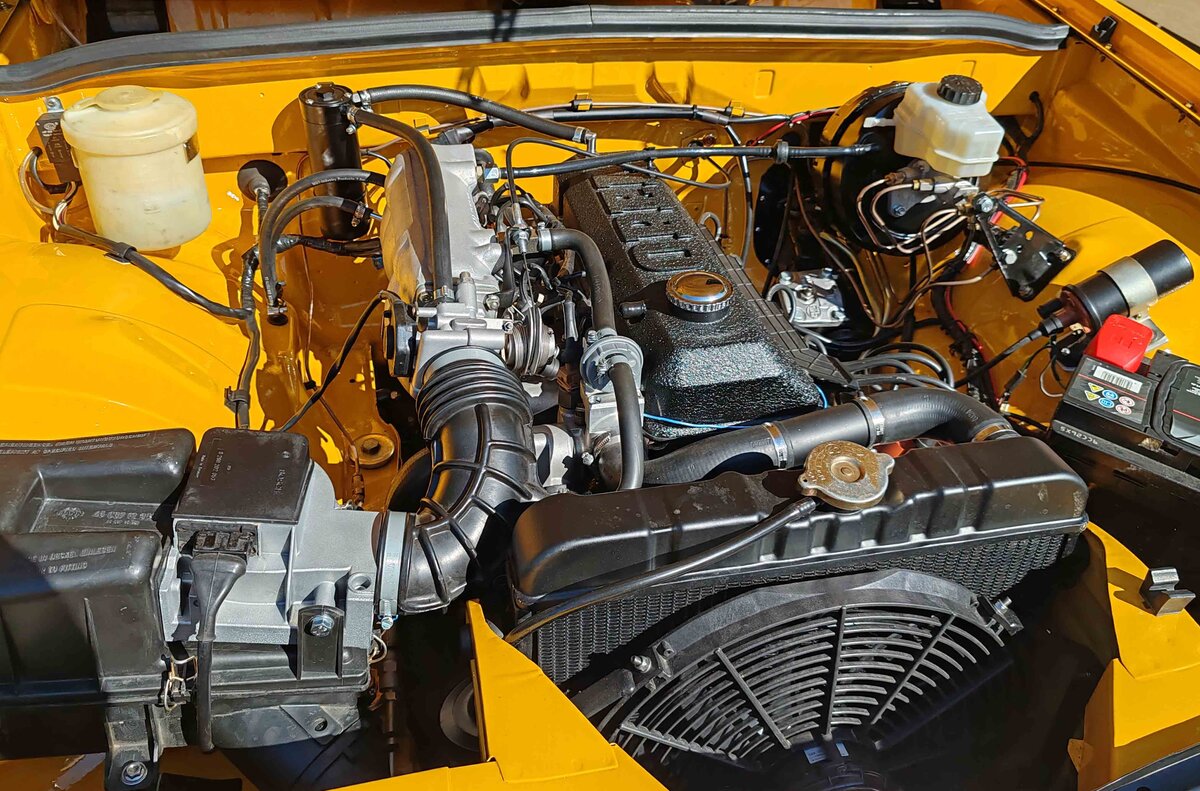=Blick auf das Kraftwerk des Opel Rekord D, ausgestellt beim 2025er Manta/Ascona-Treffen in Petersberg-Marbach