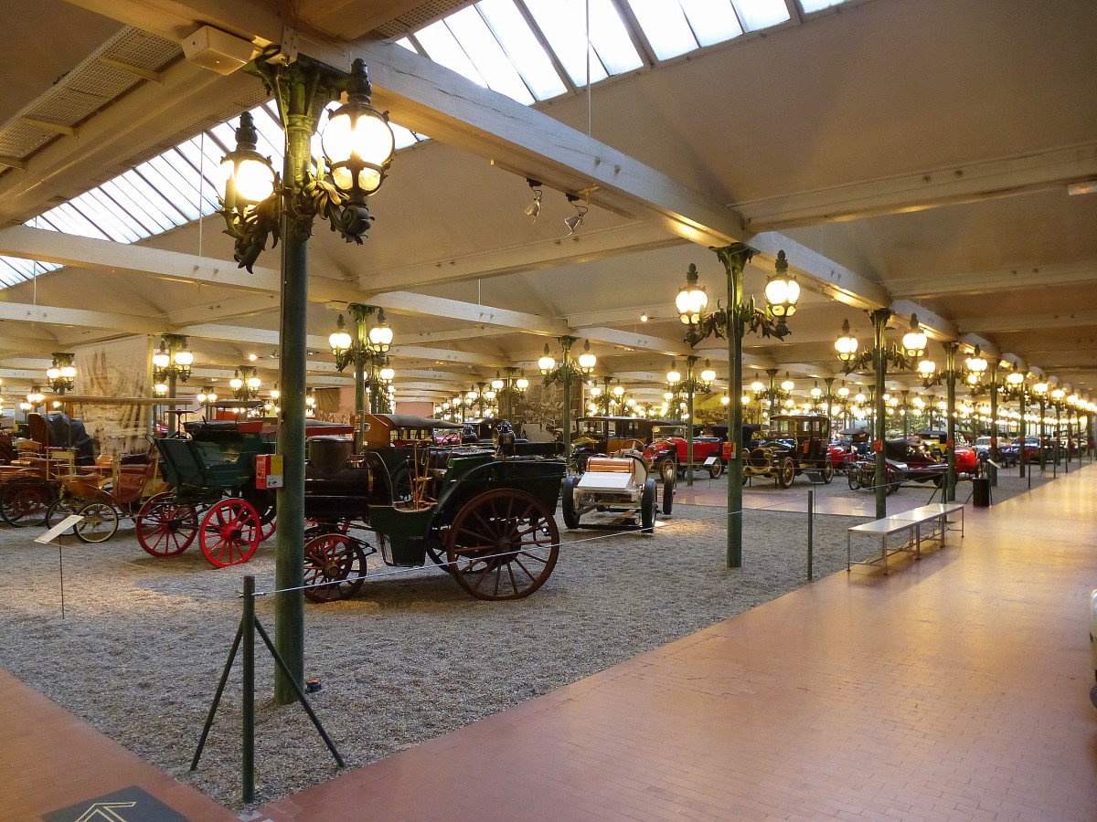 Blick in den Ausstellungssaal des Automobilmuseums in Mlhausen(Mulhouse) im Elsa, ber 400 Fahrzeuge stehen auf ca. 25.000 Quadratmetern, Nov.2013