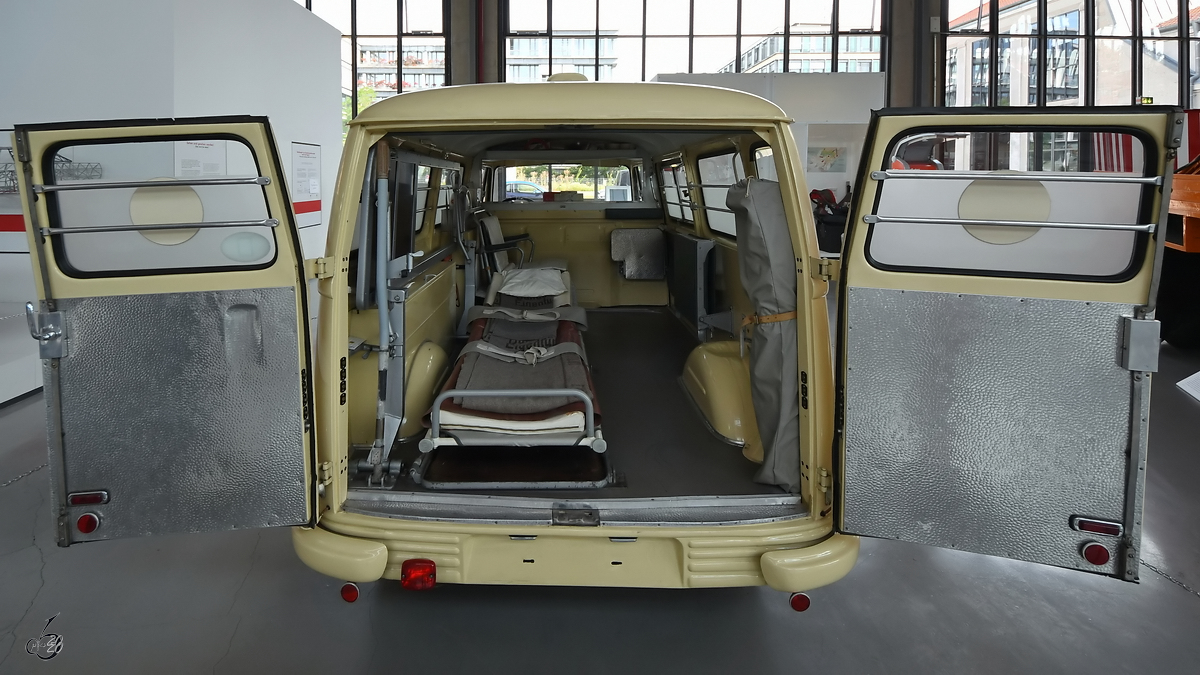 Blick in den Innenraum des Krankentransporters Ford FK 1000 Transit von 1962. (Verkehrszentrum des Deutschen Museums München, August 2020)