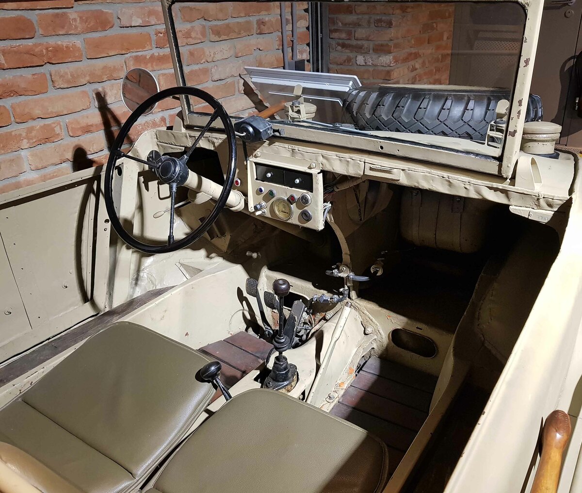 =Blick in den Innenraum des VW Schwimmwagen Typ 166, gesehen im Museum  fahr(T)raum - Ferdinand Porsche  in Mattsee/Österreich, Juni 2022