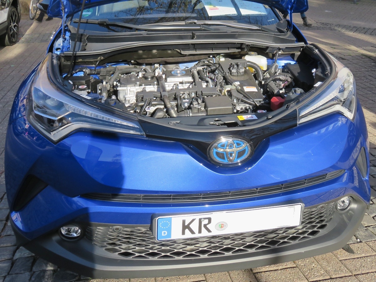 Blick in den Motorraum des Toyota C-HR Hybrid, Krefeld, 3.11.18