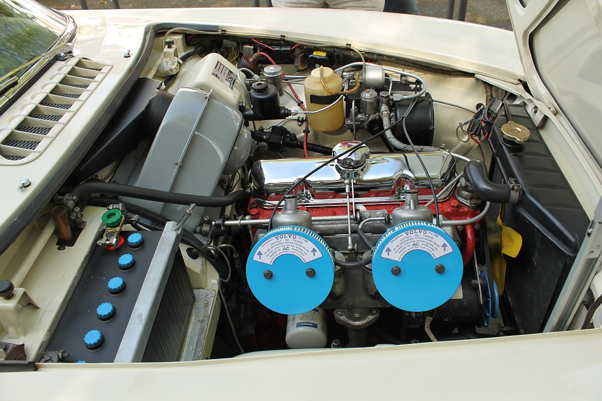 Blick in den Motorraum des Volvo P 1800 Coup bei der 24. Viersener Oldtimerrallye 2.6.2012 