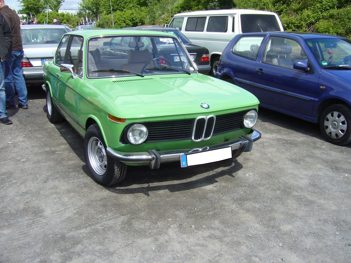 BMW 1502, gebaut von Januar 1975 bis August 1977. Motorisiert mit dem  abgespeckten  Motor des BMW 1602 verkaufte sich diese Sparversion des 02´er erstaunlich gut. Der 1502 war der einzige 02´er, der nach dem Verkaufsbeginn des E21 (erster 3´er BMW) im Mai 1975, weiterproduziert wurde. Der um 30 Grad nach rechts geneigt verbaute Vierzylinderreihenmotor hat einen Hubraum von 1573 cm³ und leistet 75 PS. Der BMW dürfte im Farbton casagrün lackiert sein. Youngtimertreffen Zeche Ewald in Herten am 12.05.2019.