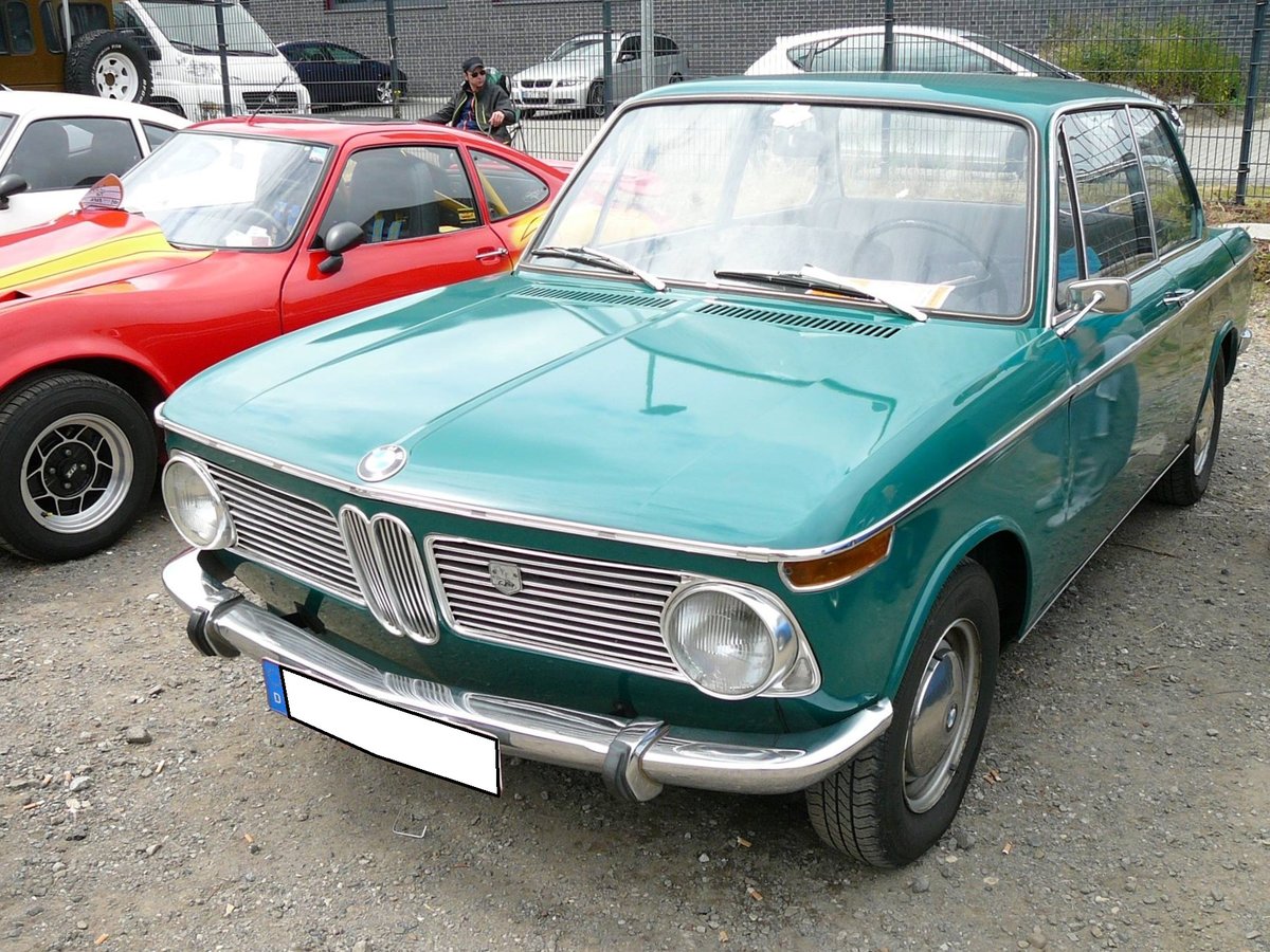 BMW 1600-2, gebaut von 1966 bis 1971. Der 1600-2 war das erste Modell der legendären 02 Reihe von BMW. Vorgestellt wurde der Wagen auf dem Genfer Autosalon des Jahres 1966. Bei seiner Vorstellung stand ein solcher 1600-2 ab einem Kaufpreis von DM 8650,00 in den Preislisten der Münchener. Der Vierzylinderreihenmotor hat einen Hubraum von 1.573 cm³ und leistet 85 PS. Die Höchstgeschwindigkeit gab BMW mit 162 km/h an. Oldtimertreffen an der  Alten Dreherei  in Mülheim an der Ruhr im Juni 2015.