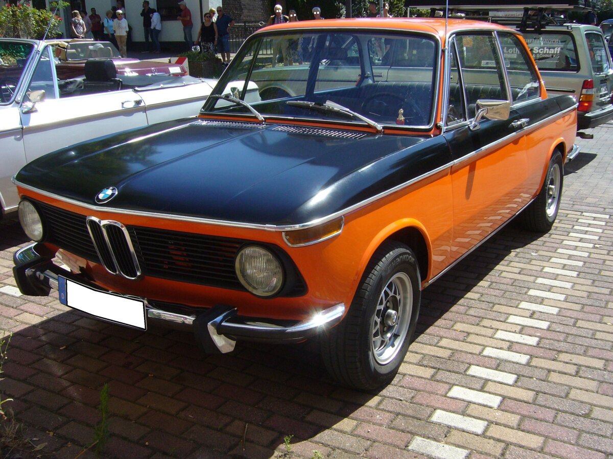 BMW 1600-2, gebaut von 1966 bis 1971. Der 1600-2 war das erste Modell der legendären 02 Reihe von BMW. Vorgestellt wurde der Wagen auf dem Genfer Autosalon des Jahres 1966. Bei seiner Vorstellung stand ein solcher 1600-2 ab einem Kaufpreis von DM 8650,00 in den Preislisten der Münchener. Der Vierzylinderreihenmotor hat einen Hubraum von 1.573 cm³ und leistet 85 PS. Die Höchstgeschwindigkeit gab BMW mit 162 km/h an.  9. Saarner Oldtimer Cup am 07.08.2022.