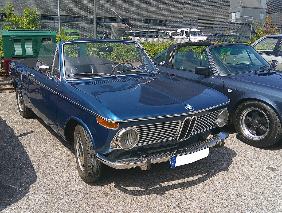 BMW 1600 Baur-Cabriolet, produziert von 1967 bis 1971. W�hrend der f�nfj�hrigen Produktionszeit setzte BMW genau 1682 Fahrzeuge dieses Typs ab. Bei seiner Markteinf�hrung kostete ein solches 1600´er Cabriolet DM 11.980,00. Daf�r bekam man ein wendiges und exklusives Cabriolet. Der Vierzylinderreihenmotor dieses rubinroten Cabriolets hat einen Hubraum von 1573 cm� und leistet 85 PS. Die H�chstgeschwindigkeit liegt bei 162 km/h. Das gezeigte Cabriolet d�rfte im Farbton caribeblau lackiert sein. 18. Oldtimerfestival an der  Alten Dreherei  in M�lheim an der Ruhr am 21.06.2026. 