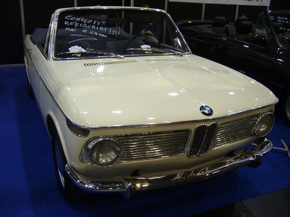 BMW 1600 Cabriolet im Farbton chamonixweiß, montiert in den Jahren von 1967 bis 1971 im Karosseriewerk Baur/Stuttgart. Während der fünfjährigen Produktionszeit setzte BMW genau 1.682 Fahrzeuge dieses Typs ab. Bei seiner Markteinführung kostete ein solches 1600´er Cabriolet DM 11.980,00. Dafür bekam man ein wendiges, exclusives Cabriolet. Der Vierzylinderreihenmotor dieses Cabriolets hat einen Hubraum von 1573 cm³ und leistet 85 PS. Techno Classica Essen am 13.04.2023. 