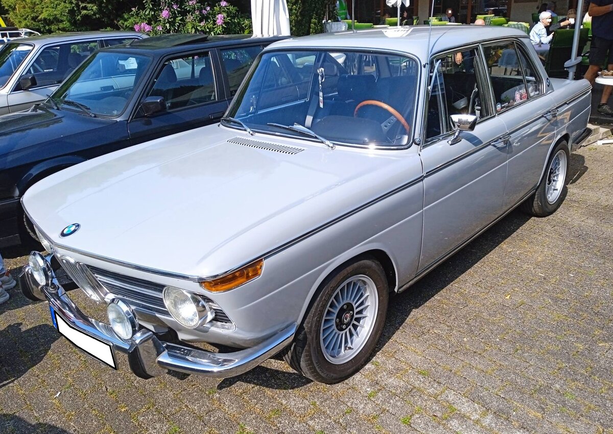 BMW 1800 Automatic, gebaut von 1963 bis 1971. Der BMW 1800 war, das am l�ngsten gebaute Modell, der sogenannten  Neuen Klasse  von BMW. Der Vierzylinderreihenmotor hat serienm��ig einen Hubraum von 1773 cm� und leistet, je nach Vergaserkonfiguration, 90 PS, 110 PS oder sogar 130 PS. Bei diesem Wagen d�rfte es sich um ein Fahrzeug aus dem Modelljahr 1970 handeln, da danach eckige Frontscheinwerfer verbaut wurden.  Oldtimertreffen Essen-Burgaltendorf am 10.05.2026.