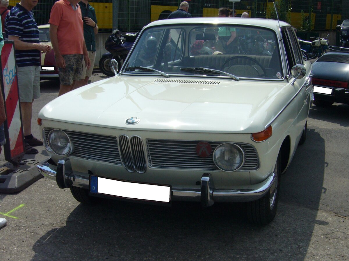 BMW 1800, gebaut von 1963 bis 1971. Der BMW 1800 war das am längsten gebaute Modell der sogenannten  Neuen Klasse  von BMW. Der Vierzylinderreihenmotor hat einen Hubraum von 1773 cm³ und leistet, je nach Vergaserkonfiguration, 90 PS, 110 PS oder sogar 130 PS. Bei diesem Wagen dürfte es sich um ein Fahrzeug bis zum Modelljahr 1970 handeln, da danach eckige Frontscheinwerfer verbaut wurden. Oldtimertreffen an der  Alten Dreherei  in Mülheim an der Ruhr am 18.06.2023.
