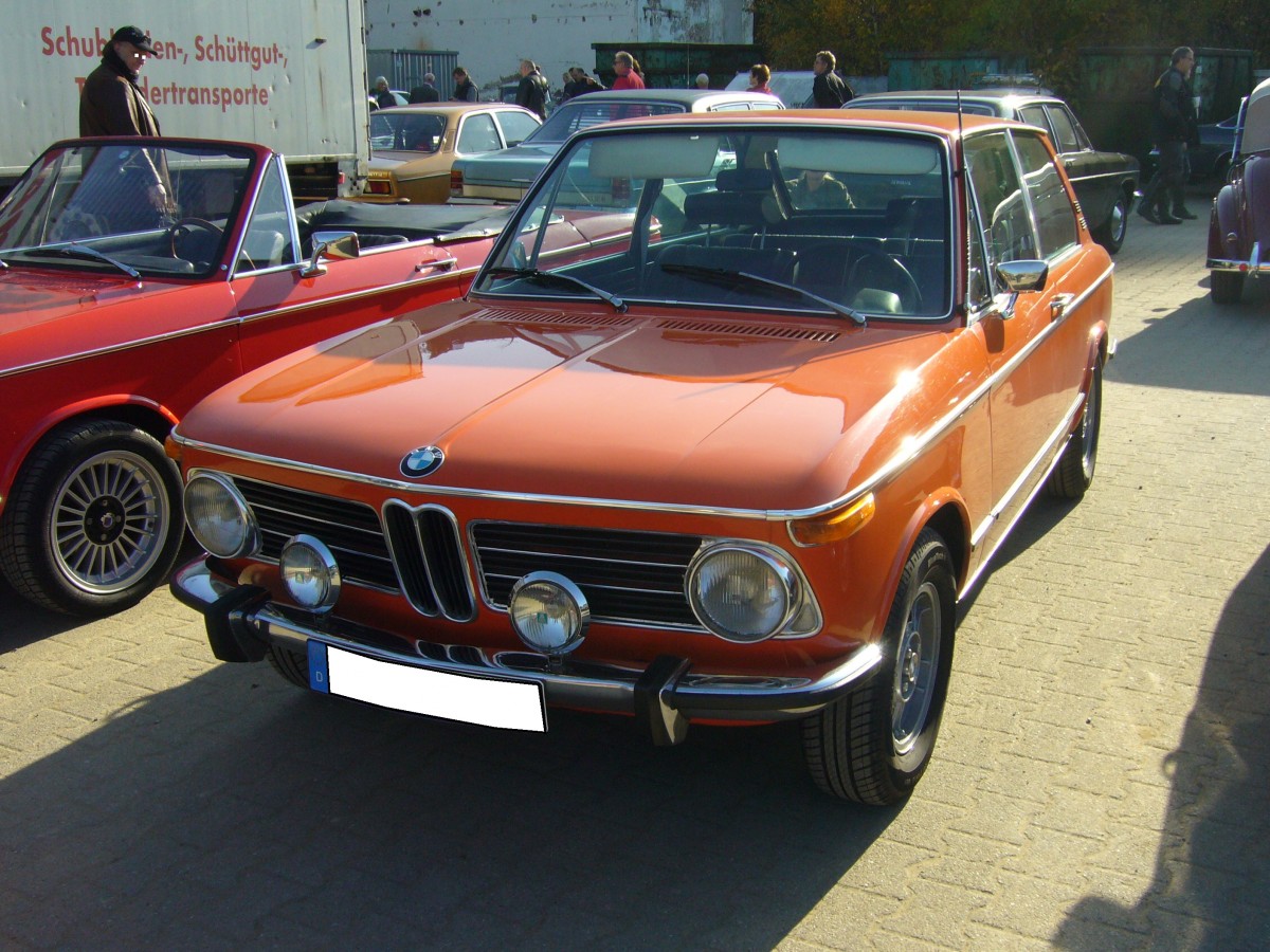 BMW 2000 tii Touring. 1971 - 1974. Die berühmte BMW-02 Reihe wurde bereits 1966 vorgestellt und ständig erweitert. Im Februar 1971 wurde die Baureihe umd die Touring Modelle ergänzt. Der hier abgelichtete 2002 tii Touring war das Spitzenmodell dieser Baureihe. Der 
4-Zylinderreihenmotor leistet 130 PS aus 1990 cm³ Hubraum. Oldtimertreffen Industriemuseum Ennepetal am 01.11.2015.