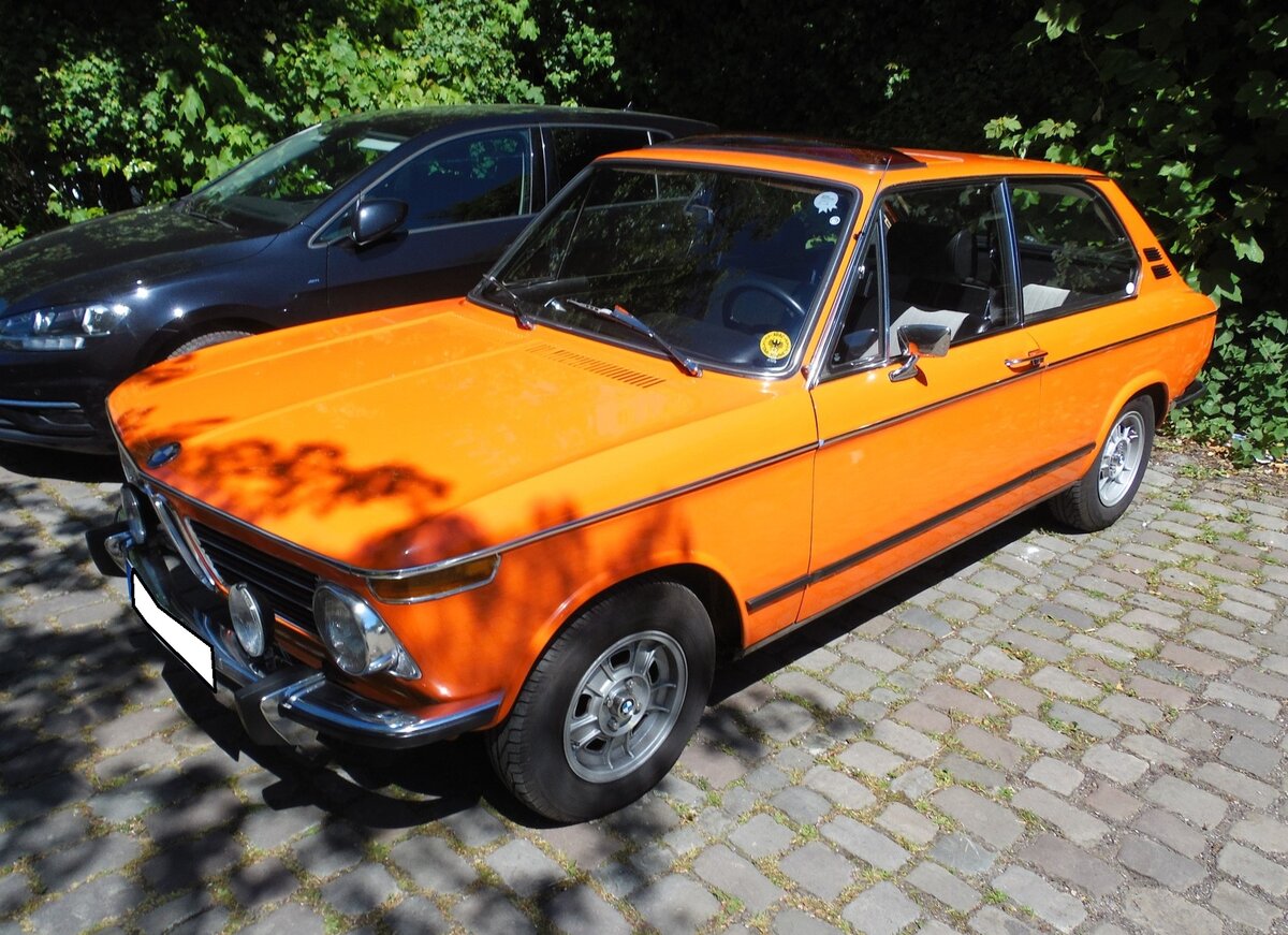 BMW 2000 tii Touring im Farbton inkaorange, gebaut von 1971 bis 1974. Die legend�re BMW-02 Baureihe wurde bereits im Jahr 1966 vorgestellt und st�ndig erweitert. Im Februar 1971 wurde die Baureihe um die Kombi-Modelle  Touring  erg�nzt. Der hier gezeigte 2002 tii Touring war das Spitzenmodell dieser Baureihe. Der Vierzylinderreihenmotor leistet 130 PS aus einem Hubraum von 1990 cm�. Oldtimer Fr�hling des AMC Kettwig am 01.05.2026 in Essen Kettwig.