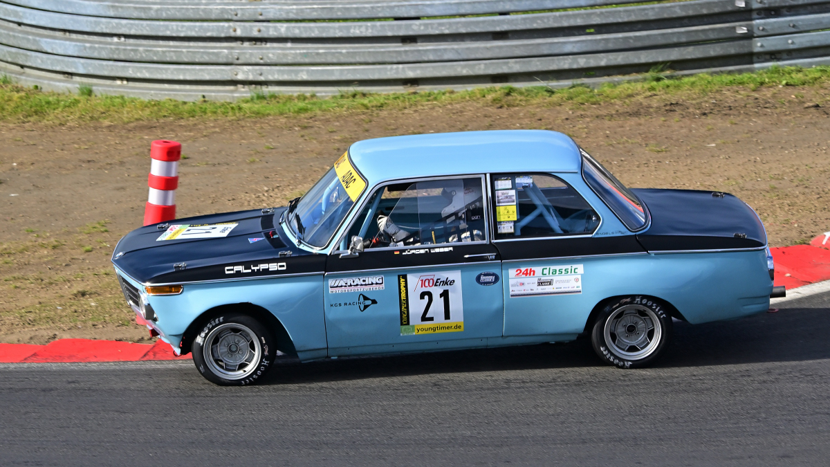 BMW 2002, auch nach 30 Jahren ist die Faszination und die Leidenschaft f�r die Youngtimer Trophy.  Die Fans erleben hier eine einmalige Bandbreite des Motorsports der 70er und 80er Jahre.
https://www.youngtimertrophy.de/
Aufnahmen vom: N�rburgring Classic am 13.06.2026, aus den Zuschauer Bereichen.