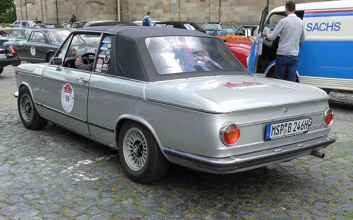 =BMW 2002 Baur Cabrio, Bj. 1972, steht in Fulda anl. der SACHS-FRANKEN-CLASSIC im Juni 2019