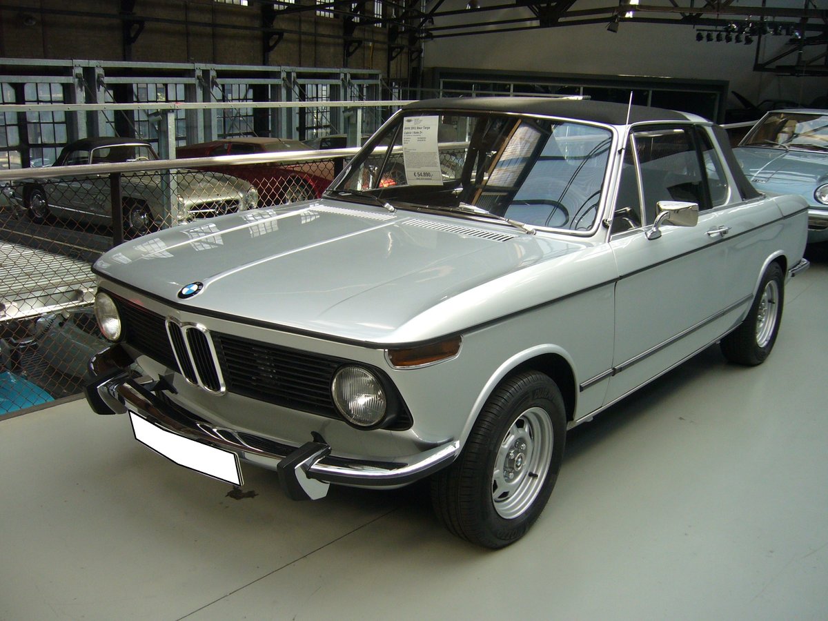BMW 2002 Baur Targa aus dem Jahr 1974 im Farbton polarissilbermetallic. Im Jahr 1971 löste das Targa-Modell der Baureihe 02 das Vollcabriolet ab. Es wurde ebenfalls bei Baur in Stuttgart montiert. Insgesamt wurden bis 1975 2272 Targa´s der Baureihe 02 montiert. Davon entfielen 763 Stück auf den 2002. Angetrieben wird dieser BMW von einem Vierzylinderreihenmotor, der aus einem Hubraum von 1990 cm³ 100 PS leistet. Die Höchstgeschwindigkeit gab BMW damals mit 173 km/h an. Classic Remise Düsseldorf am 17.09.2020.