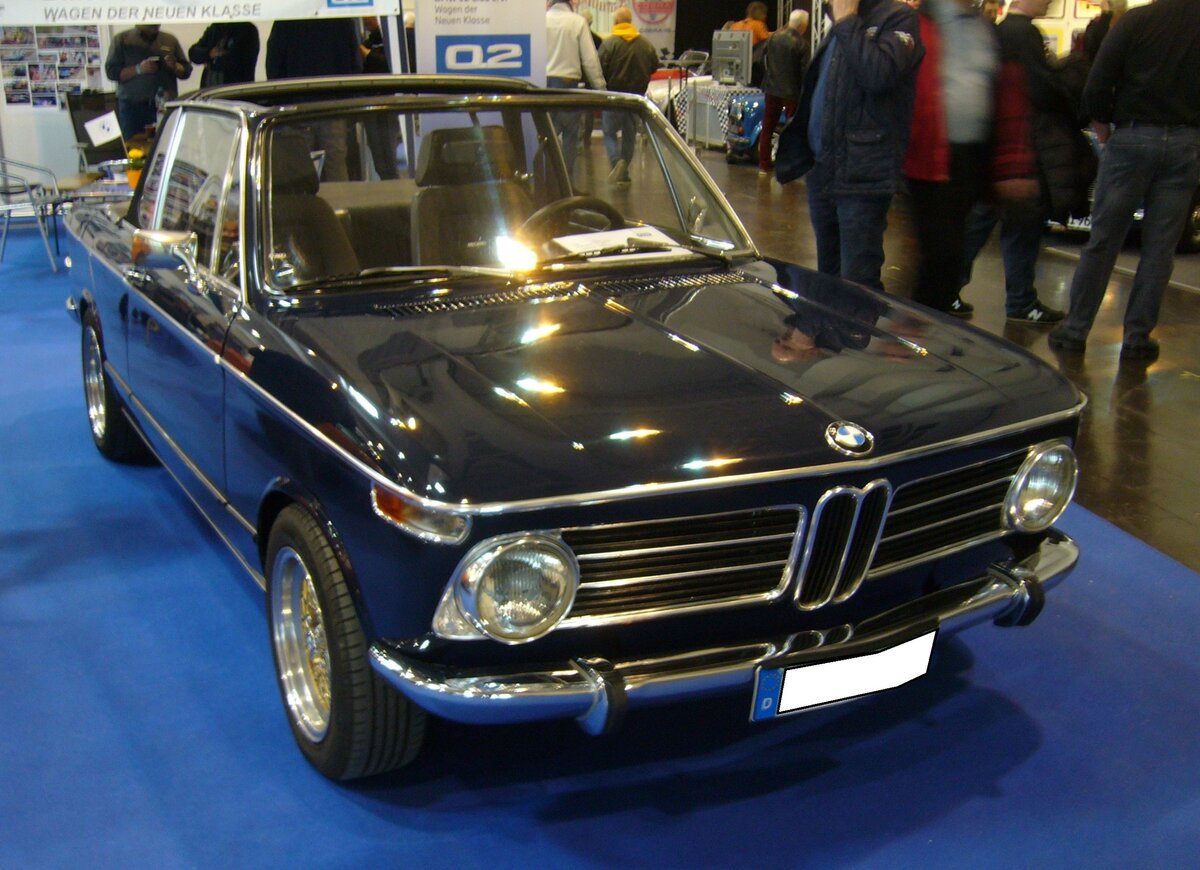 BMW 2002 Baur Targa. BMW 2002 Baur Targa aus dem Jahr 1971 im Farbton rivierblau. Im Jahr 1971 löste das Targa-Modell der Baureihe 02 das Vollcabriolet ab. Es wurde ebenfalls bei Baur in Stuttgart montiert. Insgesamt wurden bis 1975 2272 Targa-Fahrzeuge der Baureihe 02 montiert. Davon entfielen 763 Stück auf den 2002. Angetrieben wird dieser BMW von einem Vierzylinderreihenmotor, der aus einem Hubraum von 1990 cm³ 100 PS leistet. Die Höchstgeschwindigkeit gab BMW damals mit 173 km/h an. Techno Classica Essen am 13.04.2023.