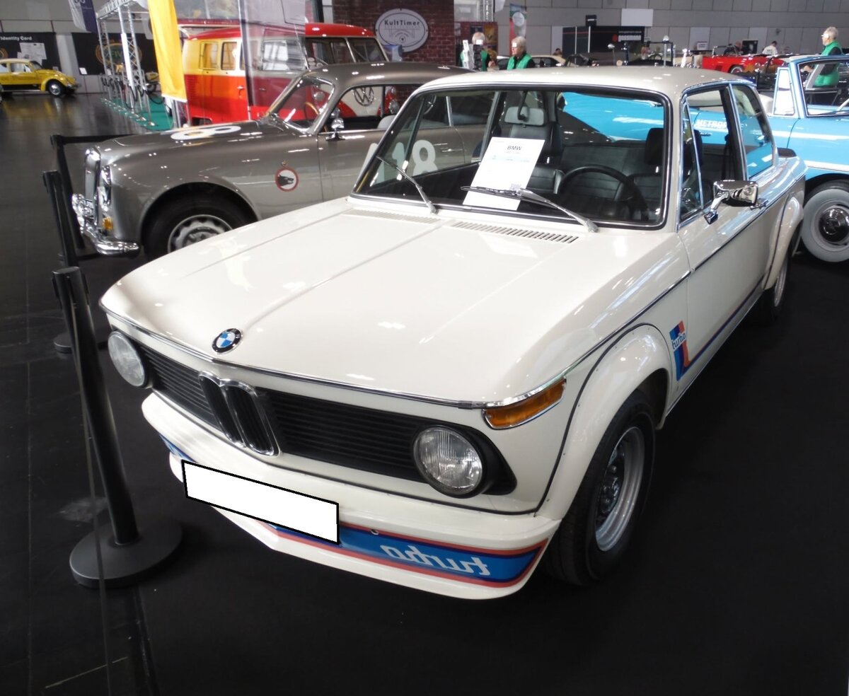 BMW 2002 Turbo im Farbton chamonixwei�, gebaut in den Jahren 1973 und 1974. Der 2002  turbo  wurde auf der Frankfurter Automobil Ausstellung des Jahres 1973 vorgestellt. Der mittels Einspritzmotor und Abgasturbolader aufger�stete Wagen, leistet 170 PS aus einem Hubraum von 1990 cm� und beschleunigt das Auto auf eine Spitzengeschwindigkeit von 211 km/h. Um einen, der nur 1670 produzierten 2002 Turbo zu bekommen, musste man im letzten Produktionsjahr mindestens DM 20.780,00 investieren. Das Modell war nur in den Farben polarismetallic und chamonixwei� (Foto) zu bekommen. Techno Classica Salon in Dortmund am 25.09.2026.
