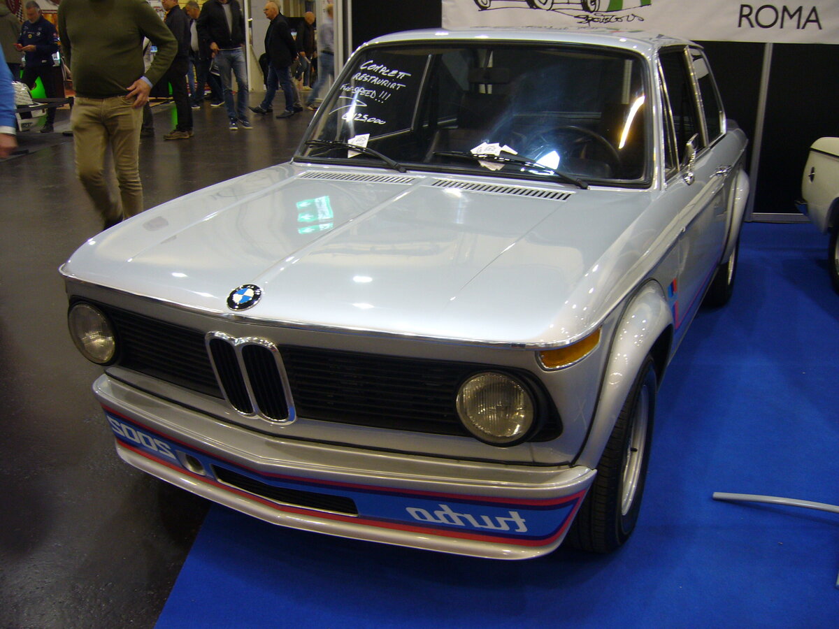 BMW 2002 Turbo im Farbton polarismetallic, gebaut in den Jahren 1973 und 1974. Der 2002  turbo  wurde auf der Frankfurter Automobil Ausstellung des Jahres 1973 vorgestellt. Der mittels Einspritzmotor und Abgasurbolader aufgerüstete Wagen, leistet 170 PS aus einem Hubraum von 1990 cm³ und beschleunigt das Auto auf eine Spitzengeschwindigkeit von 211 km/h. Um einen, der nur 1670 produzierten 2002 turbo zu bekommen, musste man im letzten Produktionsjahr mindestens DM 20.780,00 investieren. Das Modell war nur in den Farben polarismetallic (Foto) und chamonixweiß zu bekommen. Techno Classica Essen am 13.04.2023.