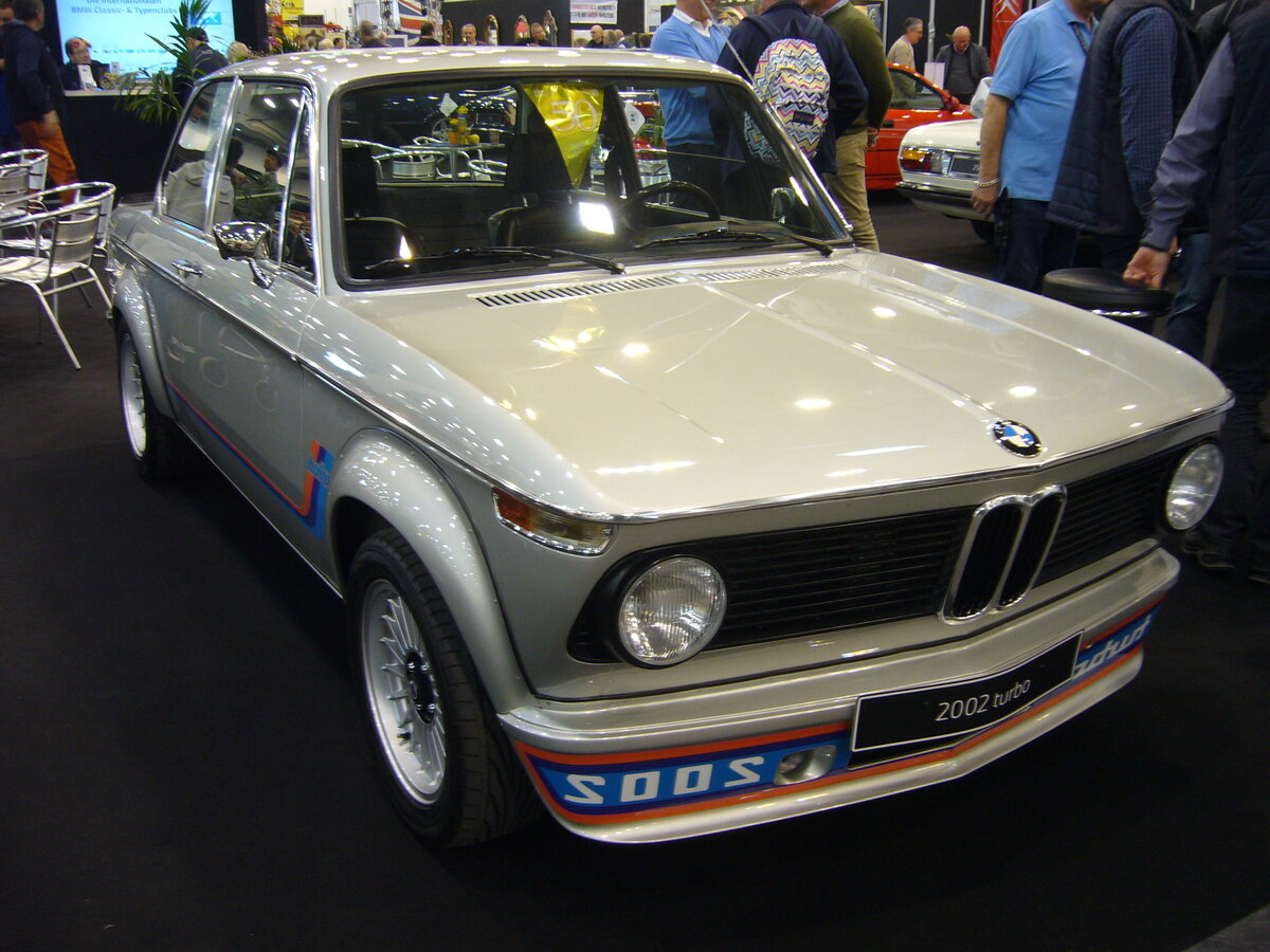 BMW 2002 Turbo im Farbton polarismetallic, gebaut in den Jahren 1973 und 1974. Der 2002  turbo  wurde auf der Frankfurter Automobil Ausstellung des Jahres 1973 vorgestellt. Der mittels Einspritzmotor und Abgasturbolader aufgerüstete Wagen, leistet 170 PS aus einem Hubraum von 1990 cm³ und beschleunigt das Auto auf eine Spitzengeschwindigkeit von 211 km/h. Um einen, der nur 1670 produzierten 2002 turbo zu bekommen, musste man im letzten Produktionsjahr mindestens DM 20.780,00 investieren. Das Modell war nur in den Farben polarismetallic (Foto) und chamonixweiß zu bekommen. Techno Classica Essen am 13.04.2023.