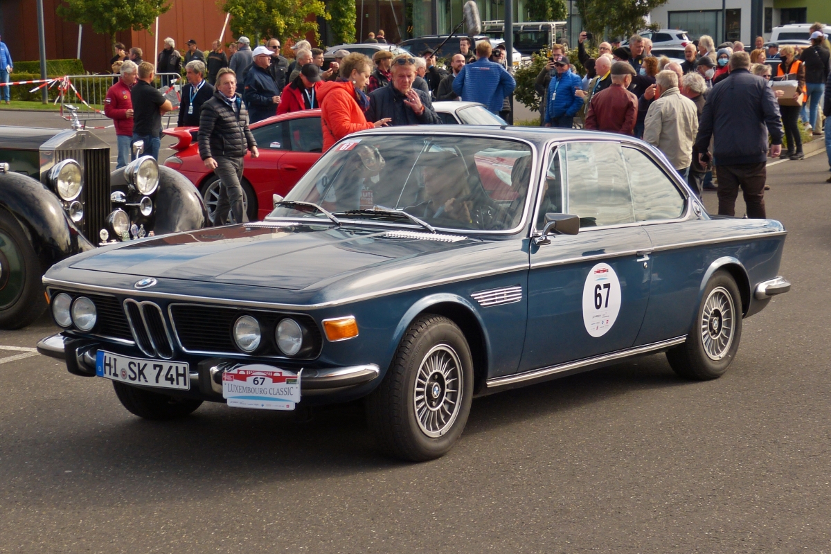 BMW 3,0 CSI, BJ 1974, 6 Zyl., 3 Ltr, 200 PS, fährt an vielen Zuschauern auf den Sammelparkplatz ein. 01.10.2021