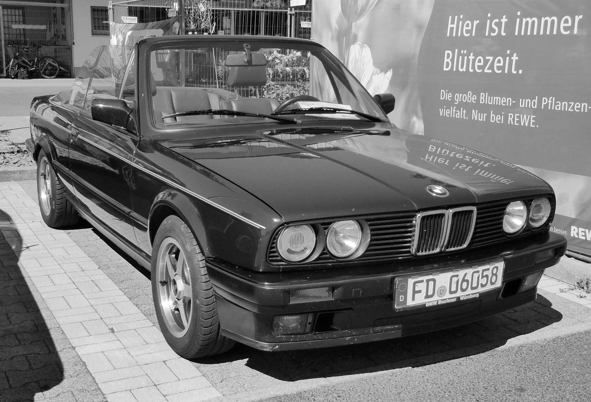 =BMW 318 Cabrio, Bj. 1990, gesehen bei der Oldtimerveranstaltung der  Alten Zylinder  in Hilders, Juni 2019