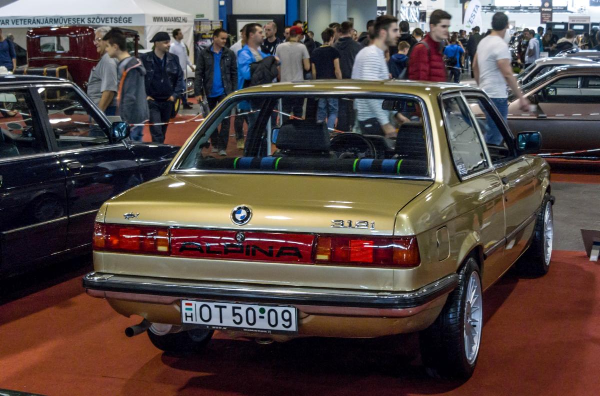 BMW 318 mit Alpina Rückleuchten. Das Auto wurde auf der Carstyling Tuning Show, März 2017 ausgestellt.