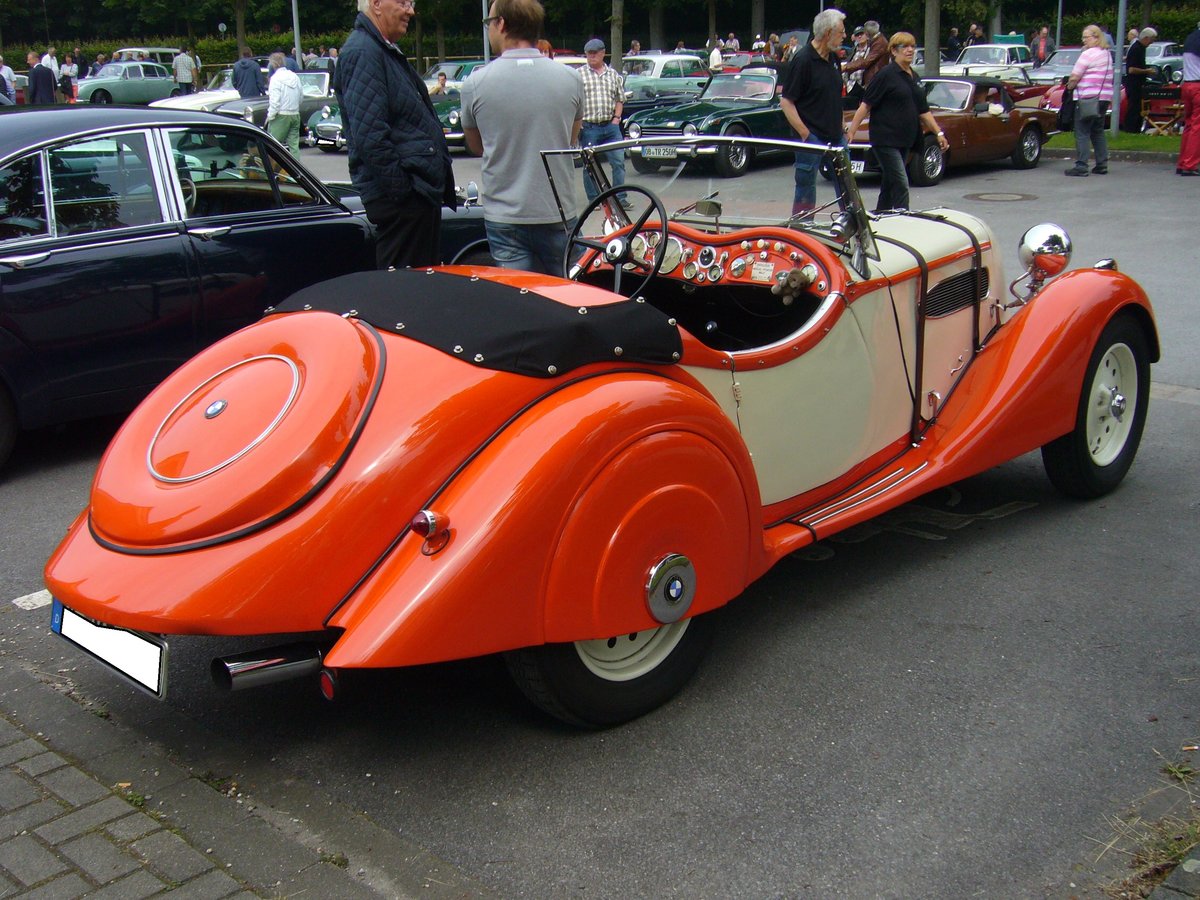 BMW 319/1 Sportzweisitzer. 1934 - 1936. Es handelt sich hier um die Sportversion der Limousine 319. Vom Sportzweisitzer wurden lediglich ca. 120 Exemplare produziert. Der 
6-Zylinderreihenmotor hat einen Hubraum von 1911 cm³ und leistet 55 PS. Oldtimertreffen an der Krefelder Pferderennbahn am 12.06.2016.