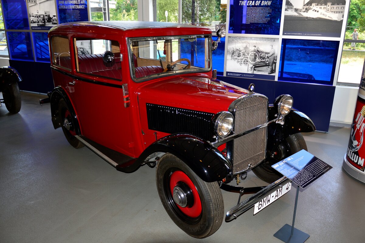 BMW 3/20 AM 4 Limousine, produziert von 02.1933 bis 03.1934. Der Kleinwagen 3/20 wurde im Werk Eisenach produziert und war als Limousine (Foto), Cabriolimousine, Cabriolet und Roadster lieferbar. Vorgestellt wurde das Modell bereits 1931 als AM 1. Eine solche Limousine stand mit einem Kaufpreis von RM 2650,00 in den Preislisten der BMW-Händler. Der Vierzylinderreihenmotor hat einen Hubraum von 782 cm³ und leistet, wie der Typenbezeichnung schon zu entnehmen ist, 20 PS. Central Garage Bad Homburg im Juni 2017.