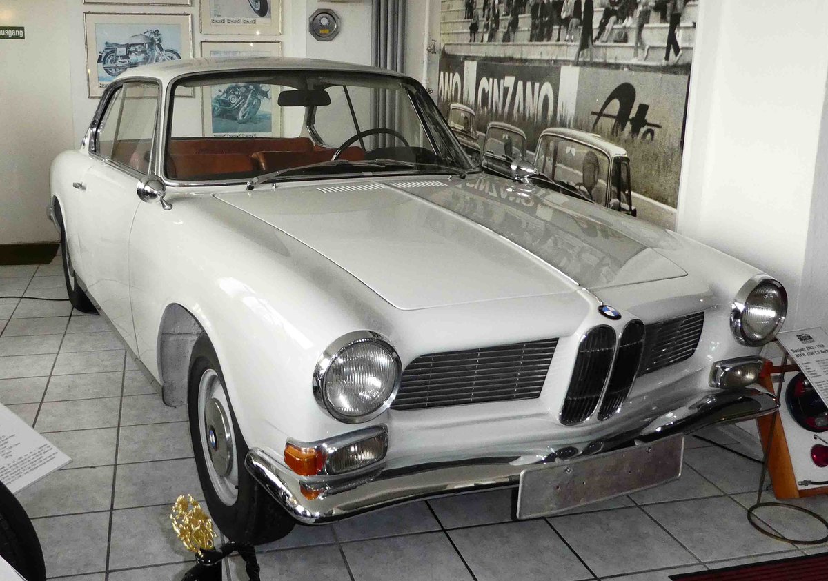BMW 3200 CS Bertone, V8, 160 PS, Bauzeit 1962 - 1965, gesehen im Automobilmuseum Fichtelberg im Juli 2018