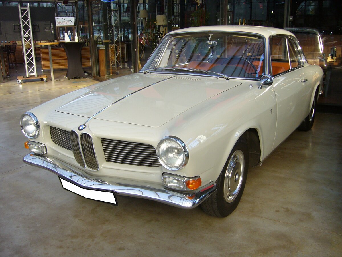 BMW 3200 CS, produziert von 1962 bis 1965. Der Entwurf und die Herstellung der Karosserie erfolgten bei der Carrozzeria Bertone/Turin. Deswegen erhielt der Wagen auch im Volksmund den Beinamen  Bertone . Von diesem Modell wurden insgesamt 537 Coupes und 1 Cabriolet ausgeliefert. Der V8-Motor hat einen Hubraum von 3168 cm³ und leistet 160 PS. Diese Motorleistung verhilft dem Auto zu einer Höchstgeschwindigkeit von 200 km/h. Der gezeigte 3200 CS wurde erstmalig im Oktober 1964 zugelassen. Er ist somit eines der letzten produzierten Fahrzeuge dieser Baureihe. Classic Remise Düsseldorf am 28.09.2021.