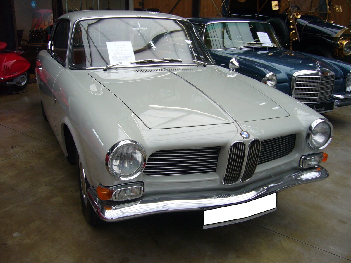BMW 3200 CS, produziert von 1962 bis 1965. Der Entwurf und die Herstellung der Karosserie erfolgten bei der Carrozzeria Bertone/Turin. Deswegen erhielt der Wagen auch im Volksmund den Beinamen  Bertone . Von diesem Modell wurden insgesamt 537 Coupes und 1 Cabriolet ausgeliefert. Der V8-Motor hat einen Hubraum von 3168 cm³ und leistet 160 PS. Diese Motorleistung verhilft dem Auto zu einer Höchstgeschwindigkeit von 200 km/h. Der gezeigte 3200 CS wurde erstmalig im Oktober 1964 zugelassen. Er ist somit eines der letzten produzierten Fahrzeuge dieser Baureihe. Classic Remise Düsseldorf am 23.11.2021.