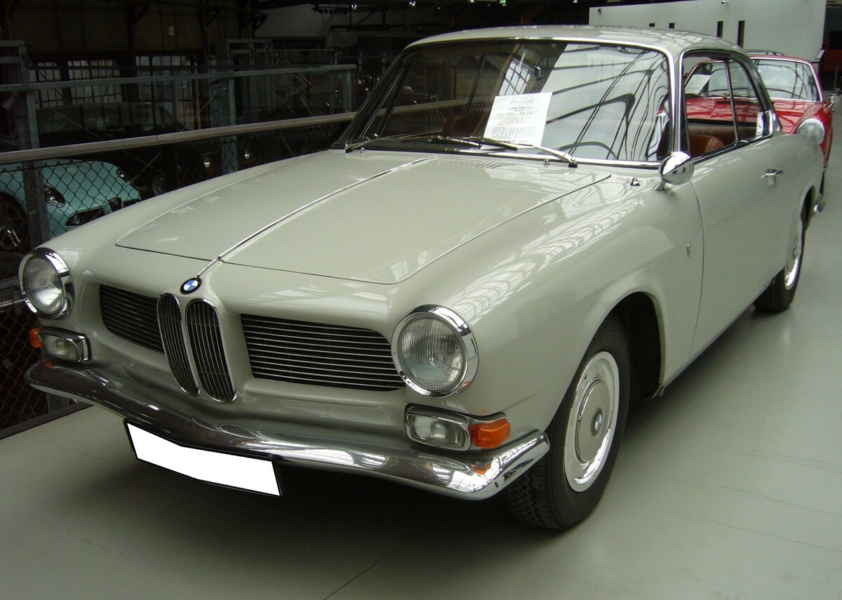 BMW 3200 CS, produziert von 1962 bis 1965. Der Entwurf und die Herstellung der Karosserie erfolgten bei der Carrozzeria Bertone/Turin. Deswegen erhielt der Wagen auch im Volksmund den Beinamen  Bertone . Von diesem Modell wurden insgesamt 537 Coupes und 1 Cabriolet ausgeliefert. Der V8-Motor hat einen Hubraum von 3168 cm³ und leistet 160 PS. Diese Motorleistung verhilft dem Auto zu einer Höchstgeschwindigkeit von 200 km/h. Der gezeigte 3200 CS wurde erstmalig im Oktober 1964 zugelassen. Er ist somit eines der letzten produzierten Fahrzeuge dieser Baureihe. Classic Remise Düsseldorf am 26.05.2022.