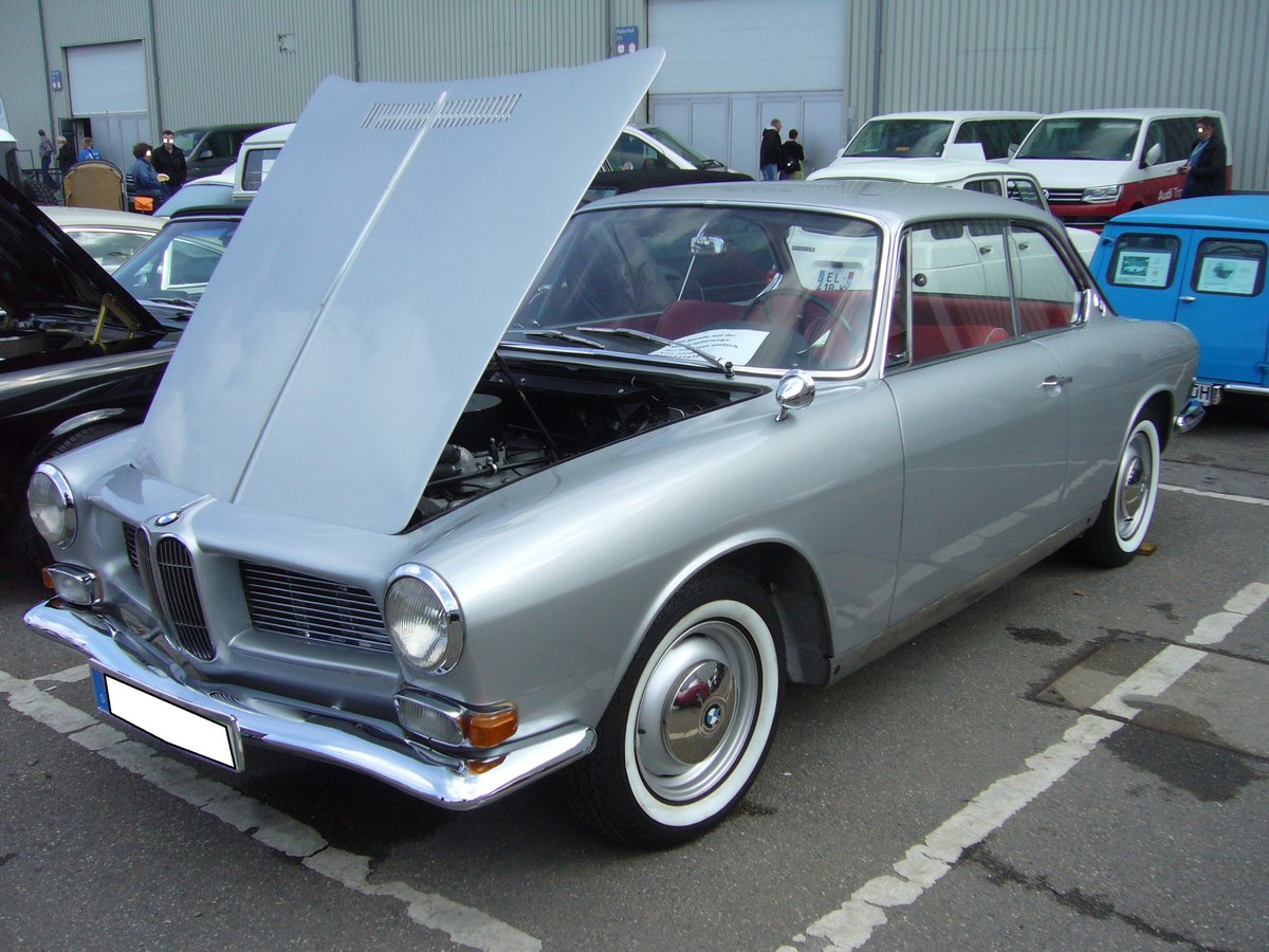 BMW 3200CS. 1962 - 1965. Der Entwurf stammte von Bertone. Dort in Turin wurde auch die Karosserie gefertigt. Von Februar 1962 bis September wurden 537 solcher Coupes und ein Cabriolet gefertigt. Der V8-motor aus Leichtmetall hat einen Hubraum von 3168 cm³ und leistet 160 PS Techno Classica Essen am 22.03.2018.