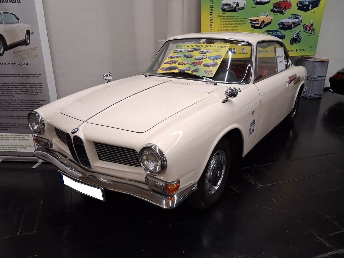 BMW 3200CS Coupe aus dem Jahr 1964. Der 3200 CS wurde in einer Zeit des Umbruchs entwickelt. Nach finanziell schwierigen Jahren setzte BMW auf eine neue Strategie, um sich auch in der Oberklasse zu etablieren. Das Auto, gezeichnet von der renommierten Karosserieschmiede Bertone war das elegante Ergebnis. Verantwortlich bei Bertone war zu dieser Zeit der legend�re Giorgetto Giugiaro (*1938). Zwischen 1962 und 1965 setzte BMW 537 Coupes und ein Cabriolet dieses Typs ab. Der V8-Motor, der auch in den Modellen 503 und 507 verbaut wurde, hat einen Hubraum von 3168 cm� und leistet in diesem Auto 160 PS. So ein Coupe kostete damals rund DM 30.600,00. Techno Classica Salon in Dortmund am 25.09.2026.
