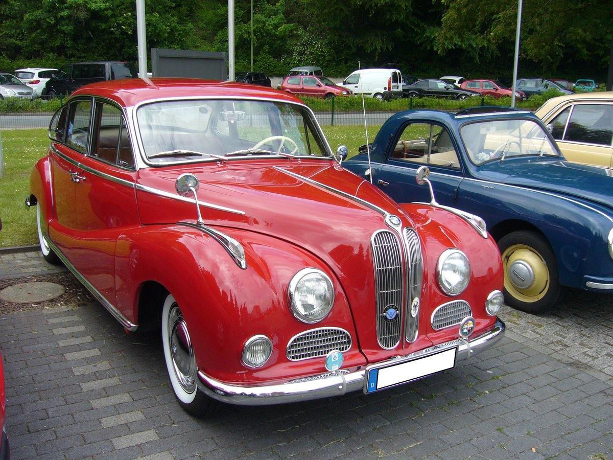 BMW 3200S. 1961 - 1963. Der 3200S war die letzte Ausbaustufe des BMW 502. Der V8-motor leistet 160 PS aus 3168 cm³ Hubraum. Prinz-Friedrich-Oldtimertreffen am 29.05.2016.