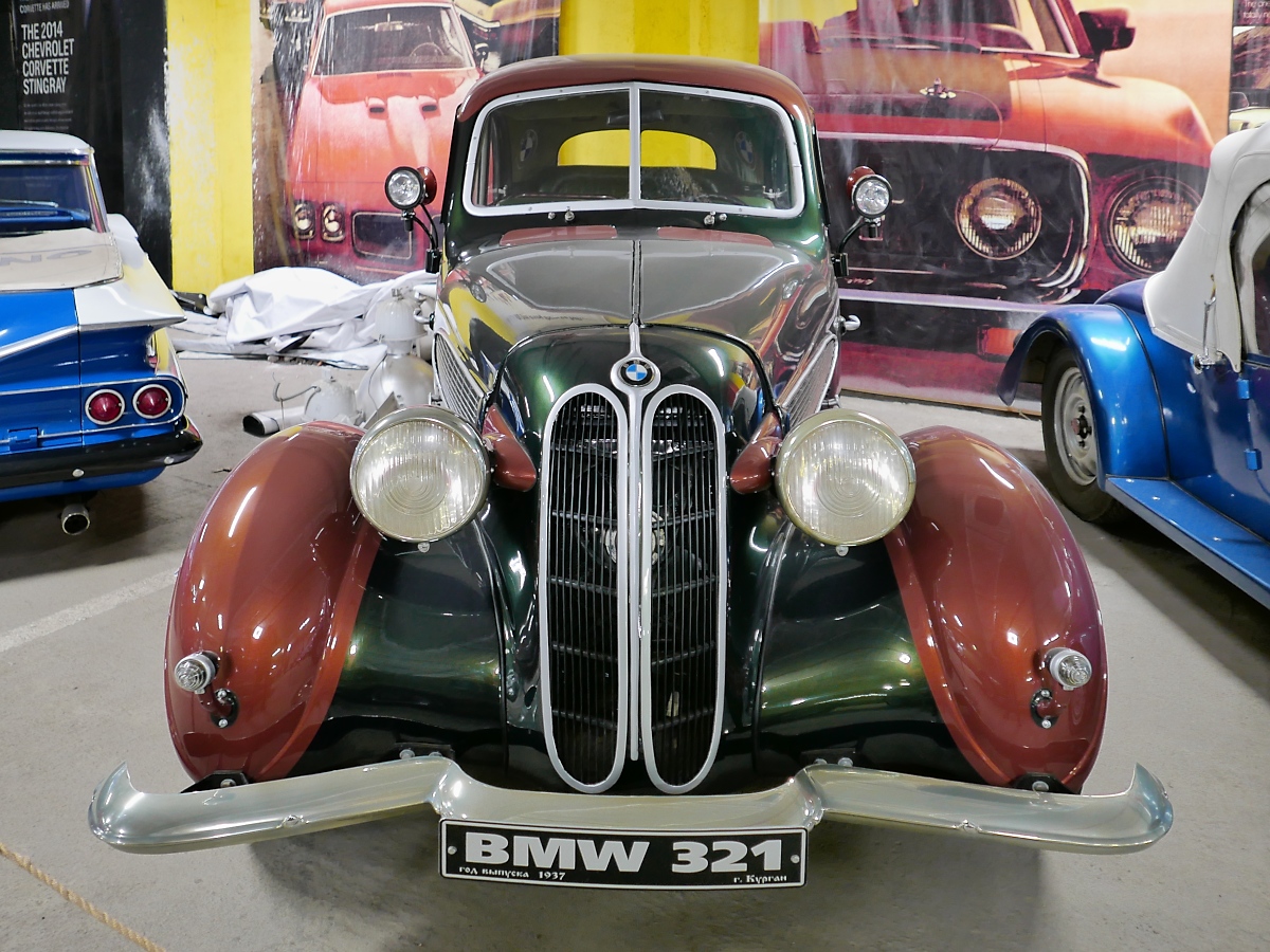 BMW 321 von 1937 in der Retro Car Show im Einkaufszentrum  Piterlend  in St. Petersburg, 17.2.18