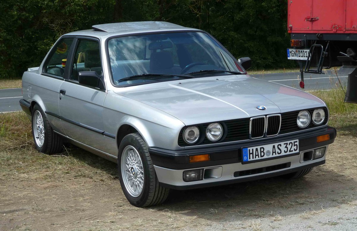 =BMW 325 steht auf dem Austellungsgelände beim Oldtimertreffen in Ostheim, 07-2019