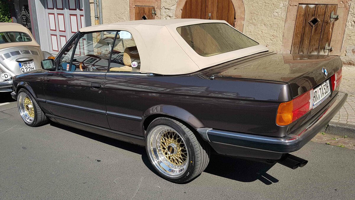 =BMW 325i Cabrio, Bj. 1987, 2494 ccm, 171 PS einer Oldtimervermietung, gesehen bei der Oldtimerausstellung in Spangenberg, 05-2023